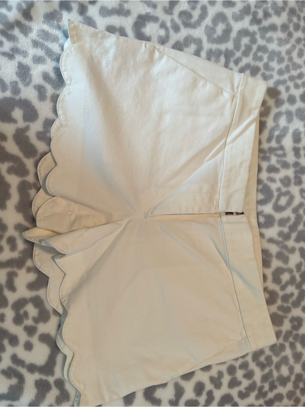Loft Women's Scallop Hem Shorts in White